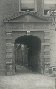 4580 Gezicht op de Mr. Evert van de Pollpoort (Nicolaasdwarsstraat 1) te Utrecht.